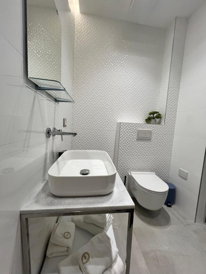 Enzo Rooms & Apartment Blloku Тирана Екстериор снимка