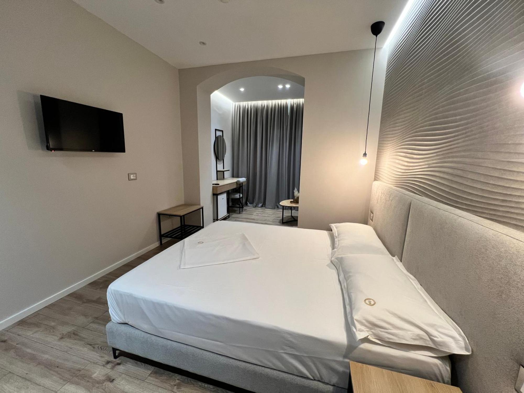 Enzo Rooms & Apartment Blloku Тирана Екстериор снимка