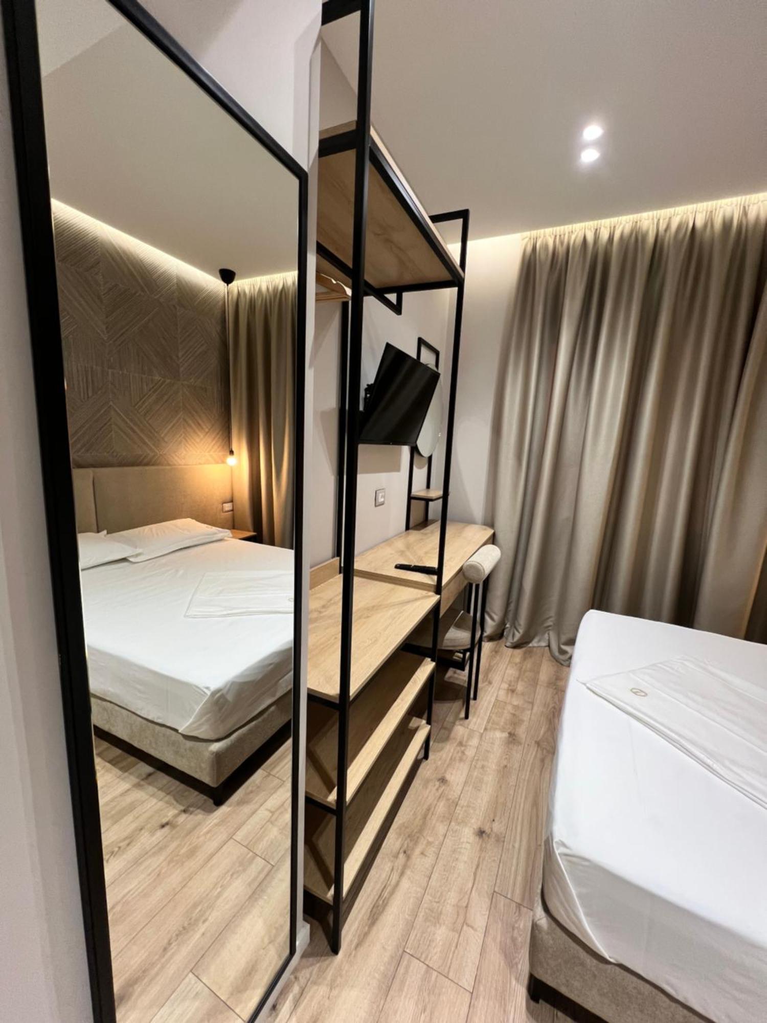 Enzo Rooms & Apartment Blloku Тирана Екстериор снимка